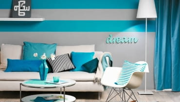 MALOWANIE. W nowej aranżacji użyto: meble: Kanapa - 1999 zł, stolik - 259,99 zł, półka - 39,99 zł, IKEA; Fotel - 1823 zł, Red Onion; dodatki: Lampa - 159,98 zł, zasłona - 259,99 zł/2 szt., poduszka (podłużna) - 49,99 zł, koc - 69,00 zł, szklanka - 5,99 zł, sztuczne kwiaty - 12,99 zł/szt., papierowy talerz - 12,99 zł/opakowanie, IKEA; poduszka (największa) - 239 zł, poduszka (turkusowa) - 219 zł, poduszka (mała, z koralikami) - 159 zł, zegar - 129 zł, dywan - 3695 zł, BoConcept; poduszki (w paski) - 378 zł/szt., Decodore; wazon - 179 zł, Almi Decor; podkładki (na blacie i owalne na półce pod blatem) - 15 i 19 zł, home&you; podkładka (prostokątna, na półce pod blatem) - 19,90 zł, Duka; napis - 195 zł, Reset; hipoalergiczna farba lateksowa Intuicja - 65 zł/2,5 l, hipoalergiczna farba lateksowa Lazurowy Szantung - 65 zł/2,5 l, Dekoral Fashion Collection. mieszkanie, malowanie ścian, aranżacje wnetrz