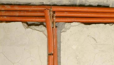 25.02.2004 RADZYMIN DOM BUDOWA INSTALACJA GRZEWCZA RURY CIEPLOWNICZE OGRZEWANIE PODLOGOWE FOT. WOJCIECH SURDZIEL / AGENCJA GAZETA PUBLIKACJA LADNY DOM NR 6 (68) - 6.2004