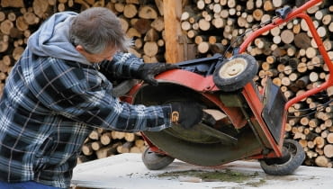 kosiarka S ubern der Gartenwerkzeuge vor dem Winter - Ein Mann reinigt das M hwerk eines Rasenm hers mit einer groben B´rste SLOWA KLUCZOWE: Abschaben alte T´re B^cke B´rste Garten Gartenarbeit Gartenger t Gartenpraxis Gartenwerkzeug Ger t Herbst Holzverschlag Kratzen M hwerk Mann People Putzen Putzmittel Rasen Rasenm her Rasenschnitt Reinigen Reinigung Reinigungsmittel Reste Saubermachen s ubern Schneidwerk Spachtel <berwinterung Werkzeug winterfest Querformat