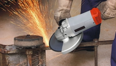 Bez względu na obrabiany materiał, musimy koniecznie zadbać o nasze bezpieczeństwo. Bez okularów ochronnych i rękawic nie powinniśmy zaczynać prac. JPG-Bild fuer den Druck (300 dpi)szlifierka kątowa