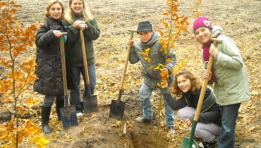 Uczniowie i nauczyciele ze Szkoły Podstawowej nr 307 w Warszawie sadzą drzewa Uczniowie i nauczyciele ze Szkoły Podstawowej nr 307 w Warszawie sadzą drzewa