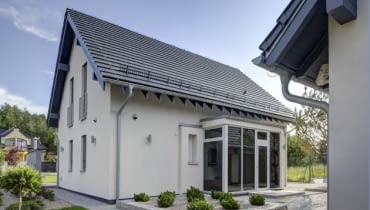W domu energooszczędnym ważny jest m.in. projekt i ustawienie domu względem stron świata. Szklany wiatrołap minimalizuje ubytki ciepła. Nocą - dzięki kolorowym taśmom LED - jest efektownie podświetlany W domu energooszczędnym ważny jest m.in. projekt i ustawienie domu względem stron świata. Szklany wiatrołap minimalizuje ubytki ciepła. Nocą - dzięki kolorowym taśmom LED - jest efektownie podświetlany