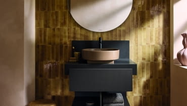 Czystą formę elementów sanitarnych podkreśla nowy kolor ceramiki Clay Terra Matt – ziemisty odcień terakoty, który nadaje produktom głębi i rzemieślniczego charakteru. Zdaniem jury kolekcja spełnia najwyższe wymagania estetyczne i funkcjonalne, a jednocześnie zachwyca subtelną elegancją i różnorodnością zastosowań.