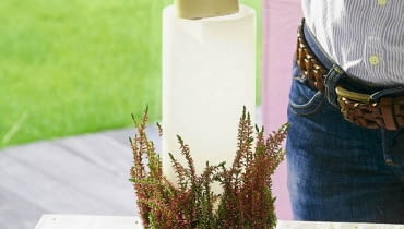 Lampion z wrzosów - krok 4. W gąbkę wsuwamy klosz, a do środka wstawiamy świecę - i lampion gotowy Lampion z wrzosów - krok 4. W gąbkę wsuwamy klosz, a do środka wstawiamy świecę - i lampion gotowy