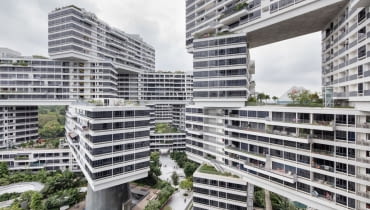 Interlace: apartamentowiec w Singapurze zaprojektowany przez OMA i Ole Sheerena. Wertykalna wioska złożona z 31 bloków poukładanych na sobie niczym klocki wokół zielonych dziedzińców. Interlace: apartamentowiec w Singapurze zaprojektowany przez OMA i Ole Sheerena. Wertykalna wioska złożona z 31 bloków poukładanych na sobie niczym klocki wokół zielonych dziedzińców.