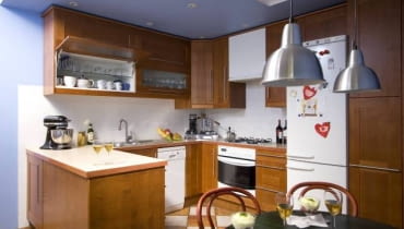 W rozsądnie zaplanowanej kuchni, gdzie każda rzecz ma swoje miejsce, zdecydowanie łatwiej i szybciej przygotowuje się posiłki. Nie traci się bowiem cennego czasu na poszukiwanie potrzebnych naczyń i produktów. WNETRZA KUCHNIA MEBLE