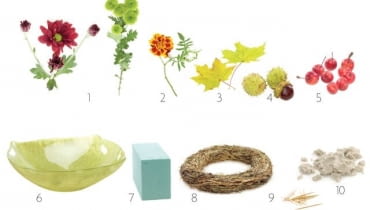 Materiały: 1. chryzantemy gałązkowe; 2. aksamitki (Tagetes); 3. liście klonu (Acer); 4. owoce kasztanowca (Aesculus); 5. rajskie jabłuszka; 6. szklana misa; 7. gąbka florystyczna; 8. słomiany wianek; 9. wykałaczki; 10. piasek Materiały: 1. chryzantemy gałązkowe; 2. aksamitki (Tagetes); 3. liście klonu (Acer); 4. owoce kasztanowca (Aesculus); 5. rajskie jabłuszka; 6. szklana misa; 7. gąbka florystyczna; 8. słomiany wianek; 9. wykałaczki; 10. piasek