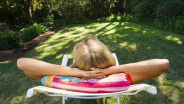 Elementarz ogrodniczy Woman relaxing on lounge chair8BIMhttp://www.gettyimages.comCC