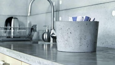 Ceny. Koszt blatu z betonu architektonicznego wynosi około 720 zł/m2. Blaty z betonu są odporne na uszkodzenia mechaniczne i wysokie temperatury, można więc na nich kroić i ustawiać gorące naczynia blat z betony, blat kuchenny, kuchnia