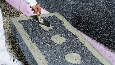 Klej naniesiony na płytę styropianu metodą pasmowo-plackową Klej naniesiony na płytę styropianu metodą pasmowo-plackową