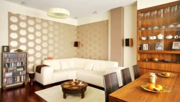 Miało relaksować i odprężać po godzinach pracy w korporacji - o takim mieszkaniu marzyli Magda i Marcin, nasi gospodarze. stąd pomysł stonowanej palety brązów oraz beżów. I łazienki wyglądającej jak brzeg oceanu. <BR /> MIESZKANIE. Ciepłe brązy i beże, dużo drewna - oto recepta na klimat sprzyjający wypoczynkowi. Meble fornirowane orzechem amerykańskim, zaprojek- towane przez Milenę Maciak, pasują do indyjskiego stolika kawowego i stołu (kupionych wcześniej przez gospodarzy). Na podłodze - egzotyczne drewno merbau.