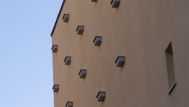 Budki dla jerzyków na wyremontowanych komunalnych domach na Pradze-Południe. Budki dla jerzyków na wyremontowanych komunalnych domach na Pradze-Południe.