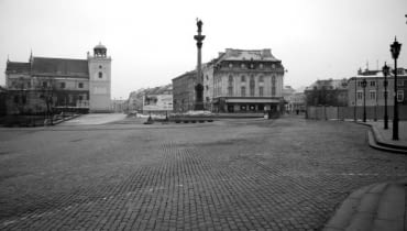 Plac Zamkowy o 7.00 rano w Nowy Rok. Ostatnie taksówki odjechały już na przedmieścia. Pierwsi spacerowicze pojawią się tu za kilkadziesiąt minut.