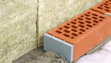 Coraz częściej zamiast zostawiać puste spoiny, stosuje się specjalne puszki z możliwością regulacji dopływu powietrza do szczeliny wentylacyjnej ściana trójwarstwowa, wentylacja ściany