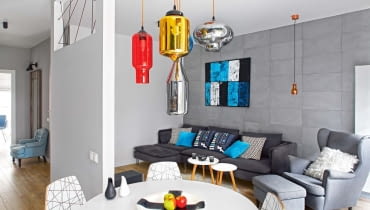 Ścianę nad kanapą wyłożono płytami betonu architektonicznego (Leroy Merlin). Do jego barwy dobrano odcienie mebli wypoczynkowych (IKEA). Stonowaną kolorystykę ożywiają dodatki: poduszki (dutchhouse.pl i IKEA) oraz obraz autorstwa Mai Gajewskiej, kupiony w internetowej galerii sztuki (gallerystore.pl). w10.10.2016 Warszawa . Wnetrza , mieszkanie na ul. Wlodarzewskiej , stylizacja Elzbieta Blasikiewicz .Fot. Michal Mutor