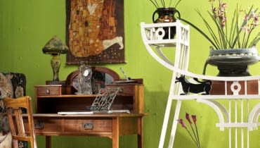 Materiały. Wszystkie, które łatwo formować, obrabiać, co pozwala nadawać przedmiotom nawet najbardziej wymyślne kształty. Sięgano więc po szkło, żelazo i inne metale, ceramikę, lite drewno oraz kamienie półszlachetne. 18.07.2006 CZTERY KATY STYLE SECESIA STYLIZACJA MARIANNA BAUMAN FOT. PAWEL KISZKIEL / AGENCJA GAZETA