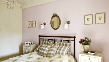 Wnętrza. Ścianę, przy której stoi łóżko, zaaranżowano szczególnie starannie - została pomalowana na inny kolor niż pozostałe oraz udekorowana obrazkami i lustrem. Pod sufitem jest wykończona szeroką listwą sztukateryjną. WNETRZA SYPIALNIA