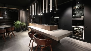 Wnętrza z czarnymi ścianami. Nowoczesna jaskinia Wnętrza z czarnymi ścianami. Nowoczesna jaskinia