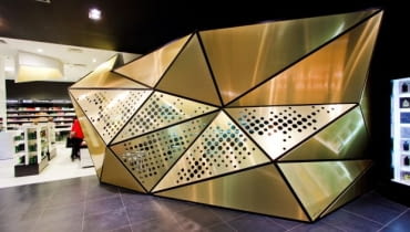 W najwyższym wieżowcu Sky Tower powstał niezwykły sklep z perfumami. Wnętrze drogerii Frivole Prestige ze złotą bryłą zaprojektowali architekci ze śląskiej grupy Theza Architekci sky tower, theza architekci, wrocław, perfumeria