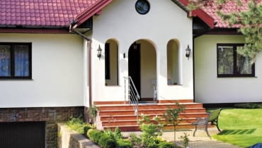 Ganek z dobudowanymi, niepełnymi ściankami osłonowymi. fot. Grzegorz Otwinowski