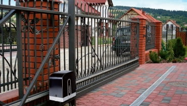 Kupując napęd do bramy, warto pamiętać o zapasie mocy, przyda się zimą, gdy spadnie śnieg i przyjdzie mróz, a brama będzie przesuwać się mniej płynnie Kupując napęd do bramy, warto pamiętać o zapasie mocy, przyda się zimą, gdy spadnie śnieg i przyjdzie mróz, a brama będzie przesuwać się mniej płynnie