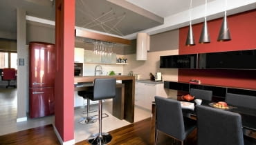 Mieszkanie Bożeny i Michała miało mieć wystrój awangardowy i klubowy. Projektantka zaproponowała nietypowe zestawienie barw: szarości i bordo przełamane ciemnym brązem. Kolorystycznemu reżimowi podporządkowała się nawet lodówka. <BR /> MIESZKANIE. Ściany w aneksie kuchennym wyłożono mozaiką imitującą kamień; tylko szeroki pas pod sufitem został pomalowany farbą. Z kolei płytki ceramiczne na podłodze udają bielone drewno.