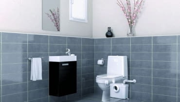 Miskę ustępową, umywalkę, kabinę prysznicową, wannę, bidet oraz pralkę możemy ustawić w pomieszczeniach, w których nie ma pionu kanalizacyjnego. Ścieki, które powstaną podczas użytkowania łazienki lub toalety, zostaną odprowadzone przez urządzenia rozdrabniająco-przepompowujące Miskę ustępową, umywalkę, kabinę prysznicową, wannę, bidet oraz pralkę możemy ustawić w pomieszczeniach, w których nie ma pionu kanalizacyjnego. Ścieki, które powstaną podczas użytkowania łazienki lub toalety, zostaną odprowadzone przez urządzenia rozdrabniająco-przepompowujące