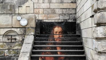 Autoportret Albrechta Dürera na schodach 11.06.2016 Krakow . Bulwar Kurlandzki , Podgorska , obok kladki Ojca Bernatka . Instalacja na schodach " Pozdrowienia z Norynbergii " Olaf Prusik - Lutz . Z okazji 20 lat Domu Norymberskiego . Fot. Kuba Ociepa / Agencja Gazeta SLOWA KLUCZOWE: folia samoprzylepna obraz schody