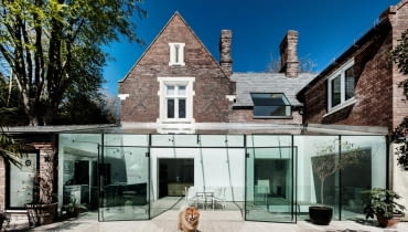 Szklany Dom autorstwa AR Design Studio to przykład udanego połączenia nowego ze starym oraz... nietypowego zastosowanie szkła w architekturze. Szklany Dom autorstwa AR Design Studio to przykład udanego połączenia nowego ze starym oraz... nietypowego zastosowanie szkła w architekturze.