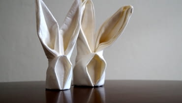 Serwetka złożona w zająca