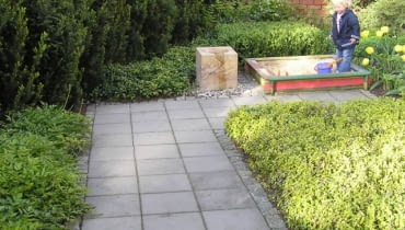 Nawierzchnie ogrodowe. Betonowe płyty w obrzeżu z kostki granitowej. Projekty ogrodów OLYMPUS DIGITAL CAMERA