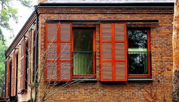 Decydując się na wykonanie gzymsów wieńczących u góry elewację, trzeba przede wszystkim zadbać o ich ocieplenie i staranne zabezpieczenie obróbką blacharską rynny na gzymsie