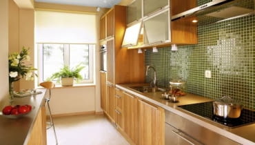 Kolory natury. W kuchni z dębowymi szafkami i elementami z matowego metalu znakomicie wygląda oliwkowa mozaika. Jej odcień urozmaica dominujące tu beże, a błyszcząca powierzchnia kontrastuje z matowym wykończeniem pozostałych materiałów. Kolory natury. W kuchni z dębowymi szafkami i elementami z matowego metalu znakomicie wygląda oliwkowa mozaika. Jej odcień urozmaica dominujące tu beże, a błyszcząca powierzchnia kontrastuje z matowym wykończeniem pozostałych materiałów.