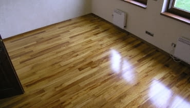 Różnica między lakierem a olejem jest podstawowa - pierwszy tworzy na powierzchni podłogi zabezpieczającą ją warstwę - mniej lub bardziej błyszczącą. Olej natomiast wnika w drewno impregnując je i nadając matowe wykończenie. wykańczanie parkietu