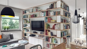 Mieszkanie w Gdańsku (3 pokoje, 60 m kw.) - salon; proj. Monika Potorska, Andrzej Kondratowicz, Anna Haśkiewicz. Duża lampa nad betonowym stolikiem kawowym to Linda Gold od Max Light. design we wnętrzu, mieszkanie, projekt mieszkania, polskie mieszkanie, aranżacje wnętrz