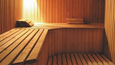 Nazwy tego drzewa król Salomon używał jako porównania w poetyckich zachwytach zarówno nad smukłością kobiecej figury, jak i nad wspaniałością budulca świątyni w Jerozolimie. Cedr należy do rodziny sosnowatych. Jego cztery odmiany rosną głównie w Azji i Afryce Północnej, a także w krajach śródziemnomorskich. To długowieczne, zawsze zielone drzewo jest rozłożyste i wysokie - sięga 40 m. Do rodziny cedrów często, choć niesłusznie, jest zaliczana sosna syberyjska (jej ludowa nazwa brzmi kiedr), będąca kuzynką naszej limby.<br/> Sauna wyłożona boazerią z drewna cedrowego, scandinavia.net, 427 zł/m kw. Nazwy tego drzewa król Salomon używał jako porównania w poetyckich zachwytach zarówno nad smukłością kobiecej figury, jak i nad wspaniałością budulca świątyni w Jerozolimie. Cedr należy do rodziny sosnowatych. Jego cztery odmiany rosną głównie w Azji i Afryce Północnej, a także w krajach śródziemnomorskich. To długowieczne, zawsze zielone drzewo jest rozłożyste i wysokie - sięga 40 m. Do rodziny cedrów często, choć niesłusznie, jest zaliczana sosna syberyjska (jej ludowa nazwa brzmi kiedr), będąca kuzynką naszej limby.<br/> Sauna wyłożona boazerią z drewna cedrowego, scandinavia.net, 427 zł/m kw.