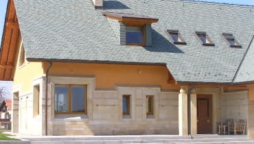 Dobierając kamień na elewację należy kierowac się nie tylko jego ceną, ale też odpornością na mróz i zabrudzenia kamień
