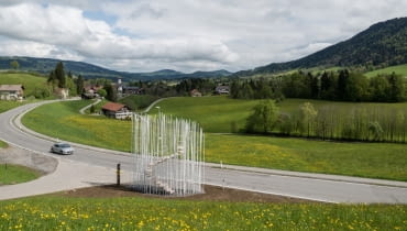 Jeden z wyjątkowych nowoczesnych przystanków w Krambach - projekt Sou Fujimoto. Jeden z wyjątkowych nowoczesnych przystanków w Krumbach - projekt Sou Fujimoto.