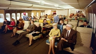 Klasa ekonomiczna na pokładzie samolotu Boeing 747 Boeing 747, samolot, podróże samolotem w latach 70.