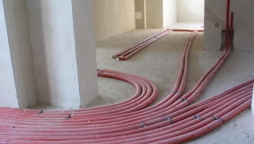 Współczesny sposób prowadzenia instalacji grzewczej polega na ułożeniu elastycznych rur z miedzi lub tworzywa sztucznego na podłodze, a następnie zakryciu ich wylewką. 25.02.2004 RADZYMIN DOM BUDOWA INSTALACJA GRZEWCZA RURY CIEPLOWNICZE OGRZEWANIE PODLOGOWE FOT. WOJCIECH SURDZIEL / AGENCJA GAZETA PUBLIKACJA LADNY DOM NR 5 (67) - 5.2004