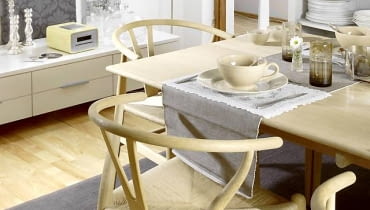 Materiały. Na ogół naturalne - dużo drewna (także giętego), zazwyczaj jasnego. Pojawia się również płyta, głównie lakierowana na biało. W dodatkach stosuje się szkło, najczęściej białe, nieco surowe, choć przedmioty mogą przybierać fantazyjne formy. 04.03.2008 WARSZAWA SESJA WNETRZA STYL SKANDYNAWSKI STYLIZACJA KAROLINA SWIDERSKA DLA CZASOPISMA CZTERY KATY FOT. ARKADIUSZ SCICHOCKI / AGENCJA GAZETA PUBLIKACJA CZTERY KATY NR 5 (199) - 5 2008