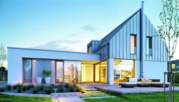 Dom wyróżnia się przede wszystkim dużymi płaszczyznami blachy cynkowo-tytanowej, którą pokryte są dach i ściany poddasza dach, blacha cynkowo-tytanowa, pokrycie dachu