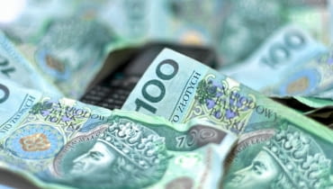 30.12.2009 LOMZA . BANKNOTY O NOMINALACH STO ZLOTYCH . POLSKIE PIENIADZE . FOT. JACEK BABIEL / AGENCJA GAZETA