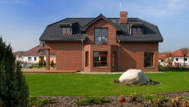 Daszki lukarn z rynnami odprowadzającymi wodę przed ścianę frontową Daszki lukarn z rynnami odprowadzającymi wodę przed ścianę frontową