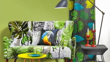 MEBLE: Sofa, obicie z tkaniny proj. Christiana Lacroix na zamówienie Decodore; stolik (żółty) - 459 zł Home & Moods; stolik (czarny) - 1074 zł, Decolor. POZOSTAŁE: Lampa - 3549 zł, BoConcept; poduszka - 85 zł, dawanda.pl; zasłona z tkaniny, szer. 280 cm - 369 zł, Home Sweet Home; firanka - 49,99 zł/2 szt., świeczniki - 49,99 zł/3 szt., świece - 14,99 zł/20 szt., IKEA; patera - 79 zł, home&you NA ŚCIANIE: Farba Śnieżka satynowa - 51 zł/2,5 l, Śnieżka. MEBLE: Sofa, obicie z tkaniny proj. Christiana Lacroix na zamówienie Decodore; stolik (żółty) - 459 zł Home & Moods; stolik (czarny) - 1074 zł, Decolor. POZOSTAŁE: Lampa - 3549 zł, BoConcept; poduszka - 85 zł, dawanda.pl; zasłona z tkaniny, szer. 280 cm - 369 zł, Home Sweet Home; firanka - 49,99 zł/2 szt., świeczniki - 49,99 zł/3 szt., świece - 14,99 zł/20 szt., IKEA; patera - 79 zł, home&you