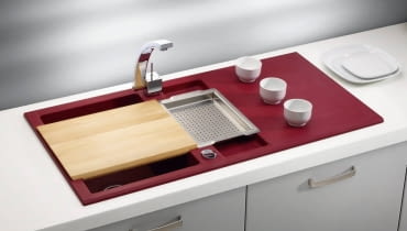 Kolorowy zlewozmywak? Dlaczego nie. Będzie żywym akcentem w minimalistycznie zaaranżowanym wnętrzu. Doskonale wpisze się również w wystrój kuchni urządzonej tradycyjnie. <BR /> ZLEWOZMYWAKI: Cubo 60, algranit, kolor rubin, jednokomorowy z ociekaczem, 98 x 50 cm, 1500 zł (bez sitka i deski), Alveus Kolorowy zlewozmywak? Dlaczego nie. Będzie żywym akcentem w minimalistycznie zaaranżowanym wnętrzu. Doskonale wpisze się również w wystrój kuchni urządzonej tradycyjnie. <BR /> ZLEWOZMYWAKI: Cubo 60, algranit, kolor rubin, jednokomorowy z ociekaczem, 98 x 50 cm, 1500 zł (bez sitka i deski), Alveus