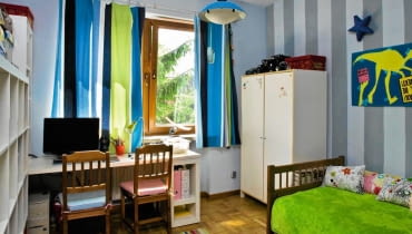 Rodzice gimnazjalisty zdawali sobie sprawę, że wystrój pokoju syna powinien już zostać zmieniony. Nie mieli jednak pieniędzy, aby kupić wszystkie meble. W tej sytuacji stylistka zaaranżowała wnętrze na nowo, zachowując niemal całe stare wyposażenie. <BR />PRZED ZMIANĄ: W pokoju było wszystko, co potrzebne trzynastolatkowi do nauki i odpoczynku. Wnętrze nie odzwierciedlało jednak osobowości chłopca. Rodzice gimnazjalisty zdawali sobie sprawę, że wystrój pokoju syna powinien już zostać zmieniony. Nie mieli jednak pieniędzy, aby kupić wszystkie meble. W tej sytuacji stylistka zaaranżowała wnętrze na nowo, zachowując niemal całe stare wyposażenie. <BR />PRZED ZMIANĄ: W pokoju było wszystko, co potrzebne trzynastolatkowi do nauki i odpoczynku. Wnętrze nie odzwierciedlało jednak osobowości chłopca.