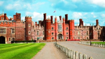 Surowa zachodnia strona pałacu budzi skojarzenia z panowaniem Henryka VIII Surowa zachodnia strona pałacu budzi skojarzenia z panowaniem Henryka VIII