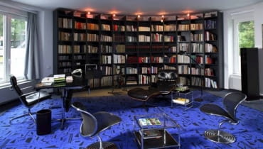 Salon. Dużo wolnej przestrzeni, dobra akustyka, ogromna biblioteka, swobodnie rozstawione meble - wszystko w tym pomieszczeniu służy relaksowi przy lekturze i muzyce. POKOJ WNETRZA MEBLE BIBLIOTEKA KSIAZKI WNęTRZA, MEBLE, KSIążKI, aranżacje, salon, biblioteka, gabinet