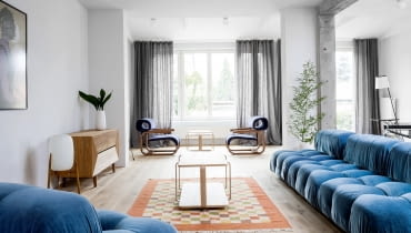 W salonie pod oknem stoją dwa fotele z 1972 roku autorstwa czeskiego architekta Jana Bocana. Dom w Szczecinie pełen dobrego designu